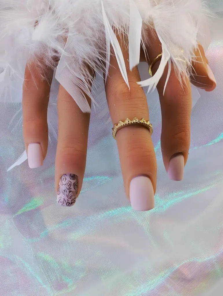 Press on nails roses