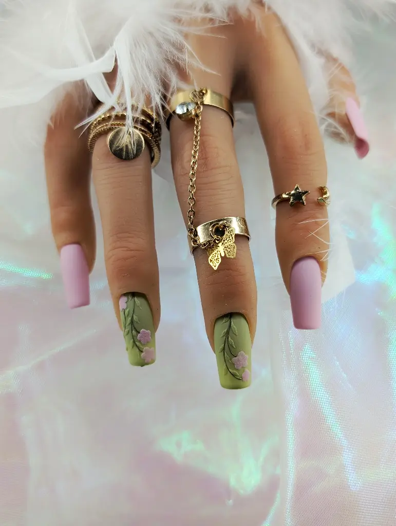 Press on nails Flora