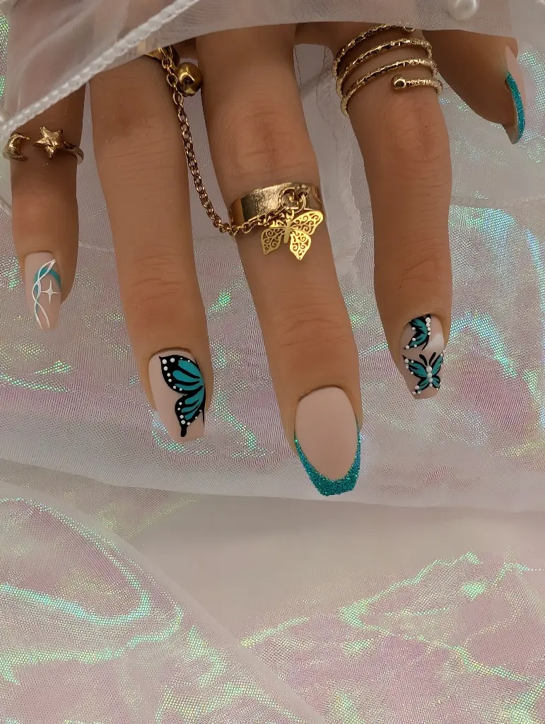 press on nails Marie-Claire