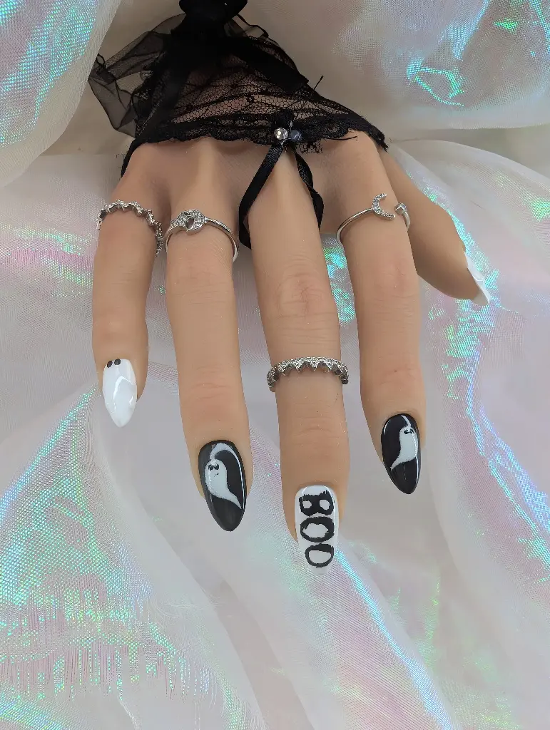 Press on nails boo