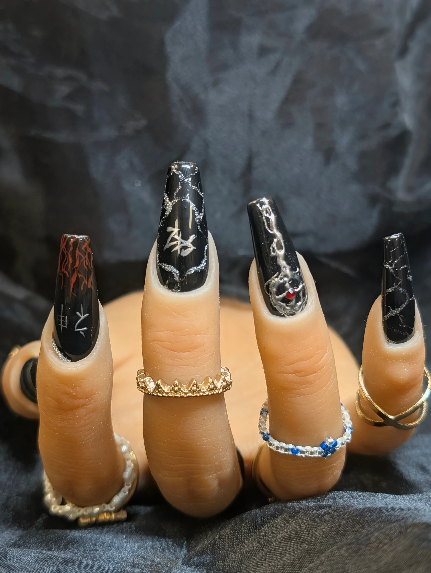 Press on nails black echo