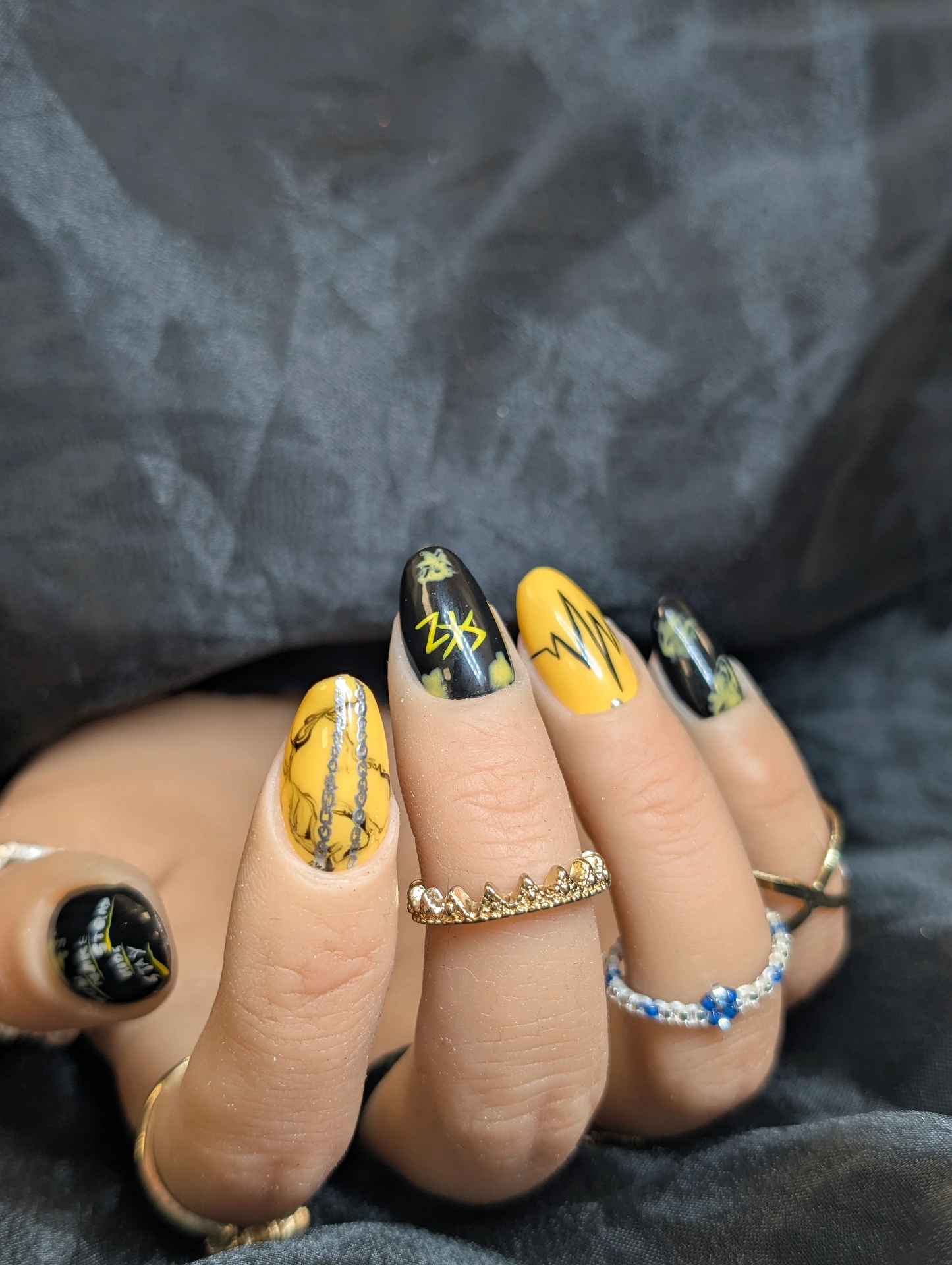Press on nails gold riot