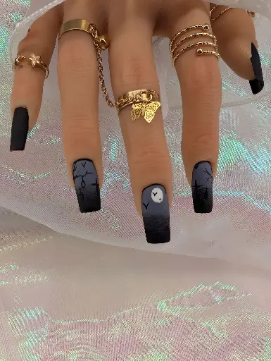 Press on nails grave