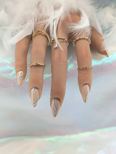 Press on nails Sara
